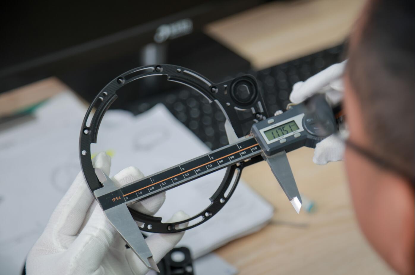 Τεχνικός LKprototype ελέγχει τις διαστάσεις του εξαρτήματος με ψηφιακό παχύμετρο