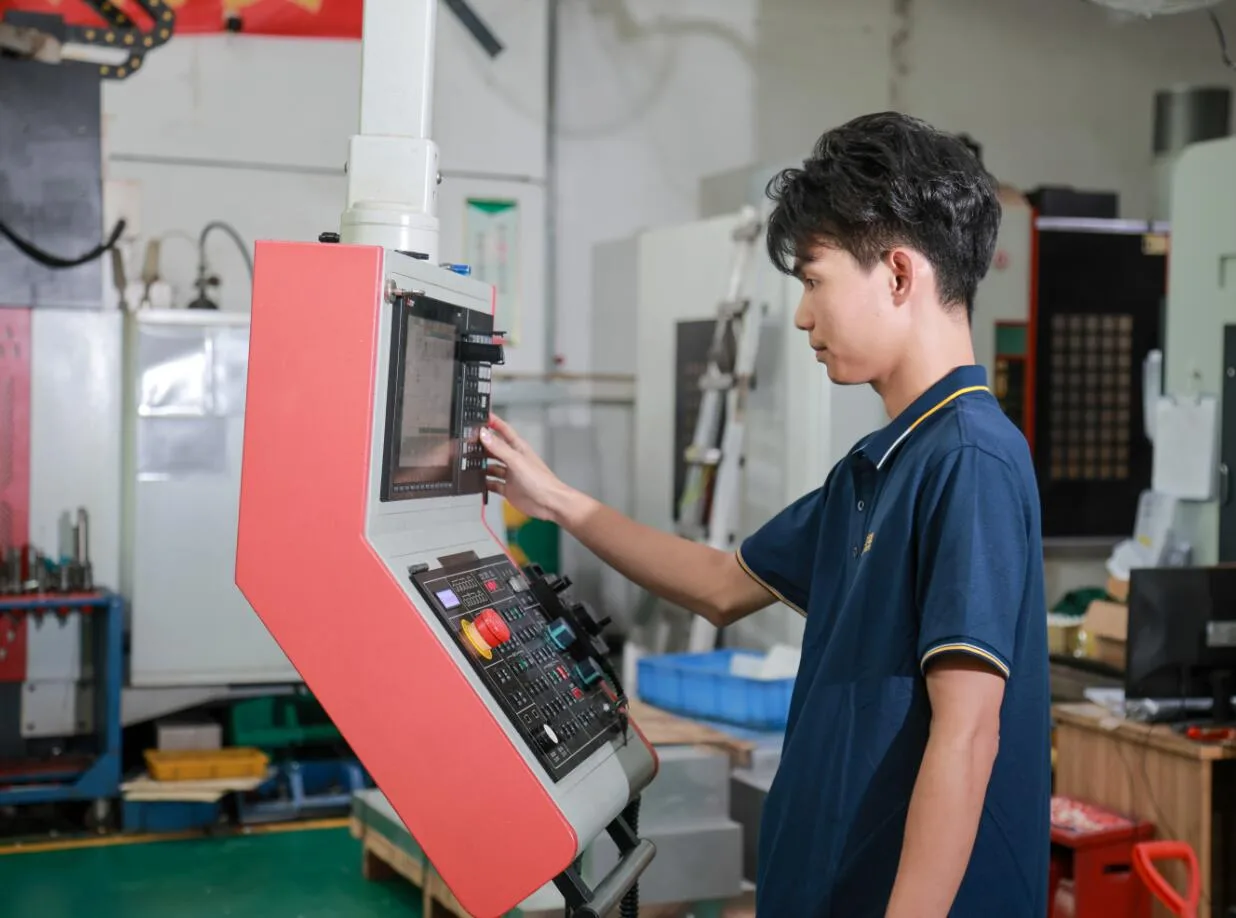 Employees are operating machine tools in the processing workshop of CNC machine tool parts manufacturer