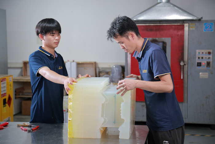 LKprototype is currently manufacturing vacuum casting prototypes.